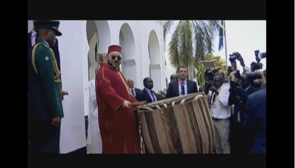 مشهد نادر للملك محمد السادس يدق على الطبل رفقة رئيس تنزانيا