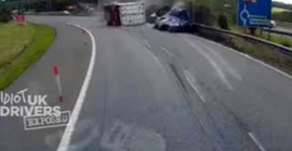 بالفيديو .. سائق ينجو من الموت بأعجوبة في حادث تصادم مروع