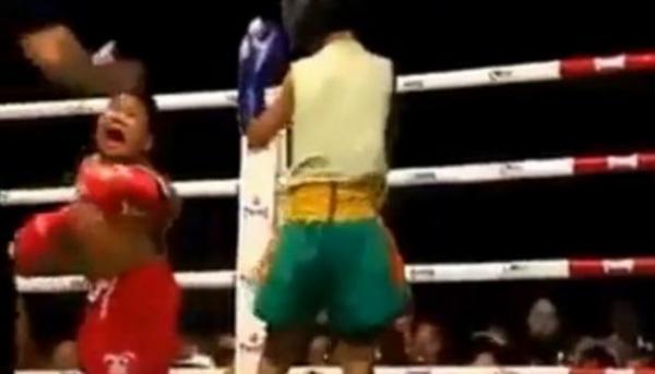 بالفيديو : بكاء طفل ينهي مبارة في الـ "كيك بوكسينغ"