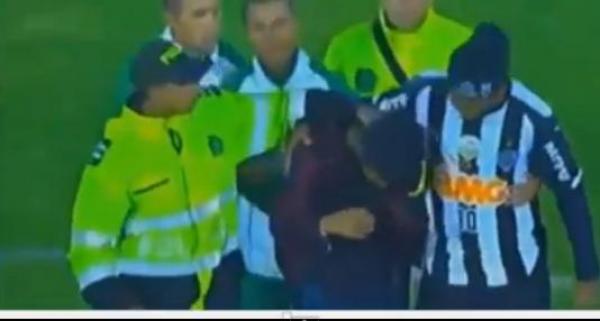 طفل ينزل الملعب ليعانق رونالدينيو ..شاهد كيف كانت ردة فعل النجم البرازيلي؟؟