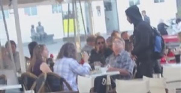 بالفيديو.. رد فعل مؤثر لتجربة شاب يطلب الطعام من المارة