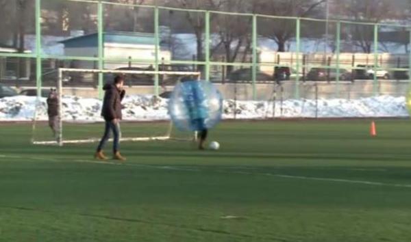 طريقة جديدة للعب كرة القدم بكازاخستان (فيديو)