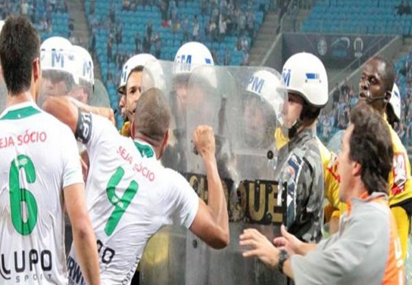 ركلة جزاء تجبر حكماً برازيلياً على استدعاء «مكافحة الشغب»