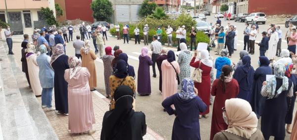 بالفيديو... أباء وأمهات التلاميذ ينظمون وقفة احتجاجية أمام مؤسسة تعليمية خصوصية ويرفعون شعارات قوية ضد الوزارة والتعليم الخصوصي