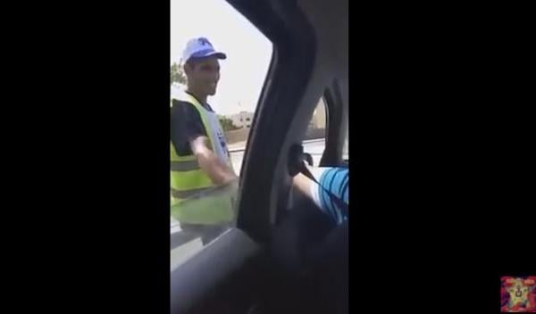 السلطات ترغم حراس السيارات على ارتداء صدرية البام