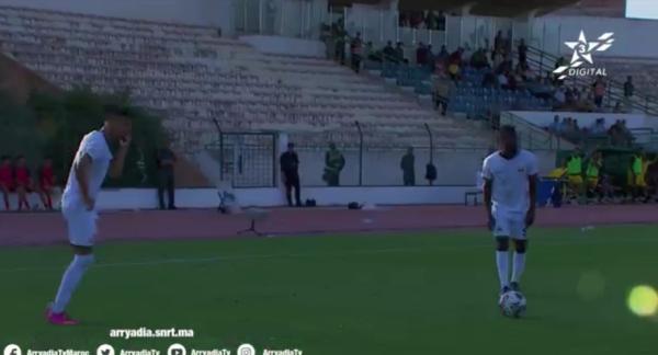 سوء تفاهم غريب في تنفيذ ركلة حرة يُكلف الجيش الملكي غاليا أمام اتحاد توراكة (فيديو)