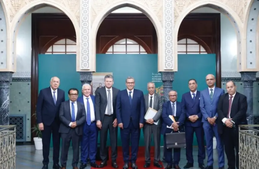 أخنوش ينهي بلوكاج "أصحاب البدلة السوداء".. مسودة قانون المحاماة تصل البرلمان في غياب "وهبي"