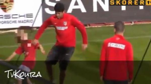 المجنون دييغو كوستا “يبهدل” طفل صغير