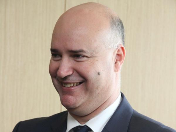 وزير مغربي سابق يعترض على دعوته إلى حضور اجتماع برلماني بواسطة "SMS"