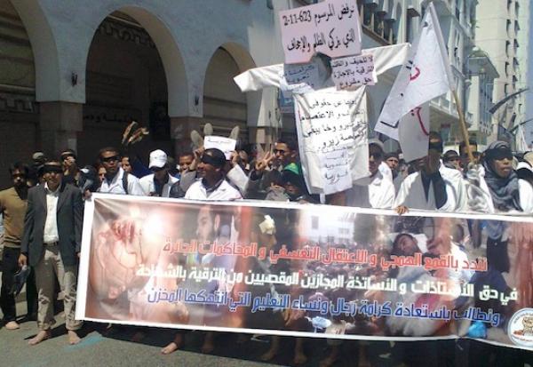أساتذة ينظمون مسيرة الأرجل الحافية والكتاب‮ ‬يمينا والخبز‮ ‬يسارا و يهددون بشنق أنفسهم على‭ ‬جدران الوزارة الوصية