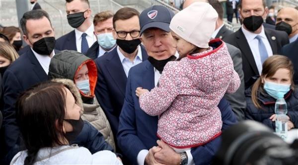 بعد لقائه مع لاجئين أوكرانيين ... بايدن يصف بوتين بالـ"جزار"