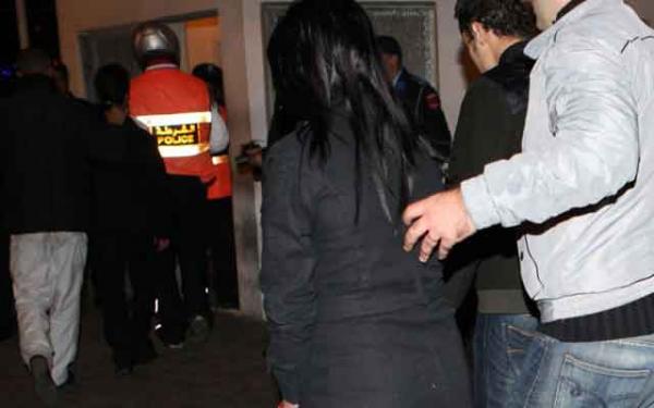 ثلاث رصاصات تٌخلص فتاة من قبضة شخصين بوجدة..أحدهما هاجم رجال الامن ب"ساطور" والثاني حاول دهسهم بسيارته