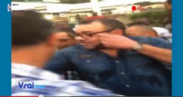 فيديو الملك محمد السادس في الجابون بدون بروتوكول وسط مئات المعجبين