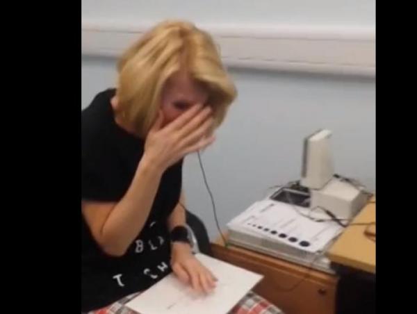 بالفيديو: شاهد ردة فعل امرأة تسمع للمرة الأولى في حياتها  بعد إصابتها بالصم 39 عاماً