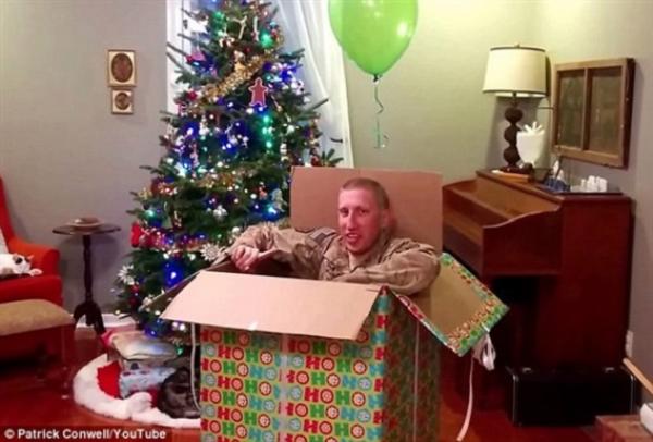 بالفيديو: يفاجىء والدته بعودته من السفر بطريقة مؤثرة