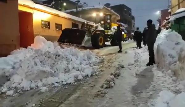شاهد الكاسحات تزيح الثلوج عن طرقات وأزقة أغبالة اقليم بني ملال