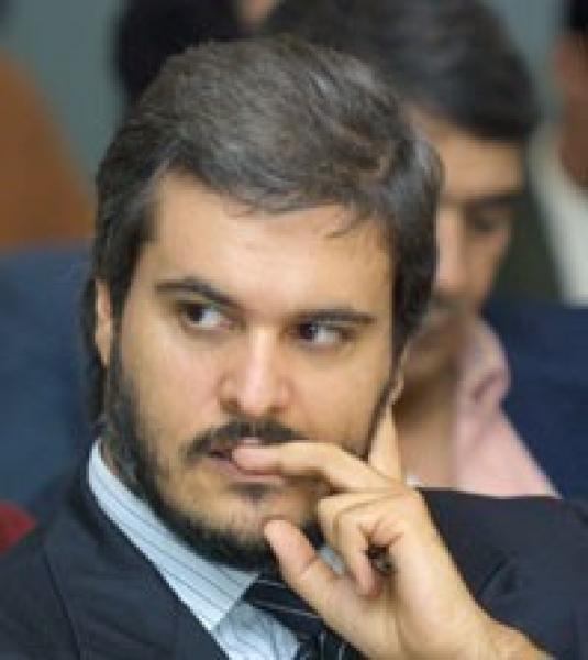 صحفي يصف الأمير مولاي هشام بالفاسد الذي أراد أن يكون ملكا