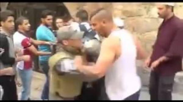 شبان فلسطينيون يواجهون اعتداءات قوات الاحتلال بالبلدة القديمة في القدس