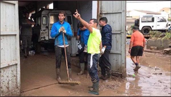 بالصور : النجم الاسباني "نادال" يحارب فيضانات مايوركا و يضرب مثلا لـ"إنسانية" المشاهير