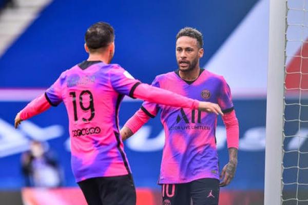 باريس سان جيرمان يفوز على لانس ويرتقي للصدارة