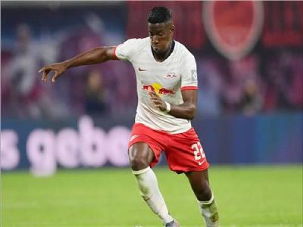 ظهير أيمن فرنسي يهدد رسمية حكيمي مع باريس سان جيرمان