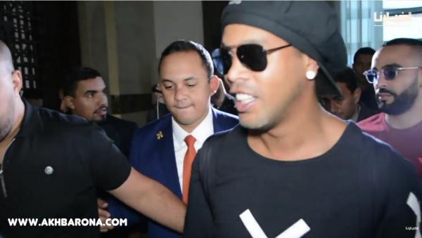 استقبال كبير لـ " الأسطورة " البرازيلي " رونالدينيو " لحظة وصوله إلى المغرب