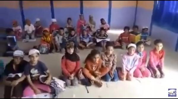 تلاميذ يفترشون أرضية القسم بعد سحب طاولاتهم بابتدائية نواحي الجديدة