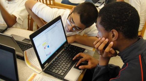 الكمبيوتر واللوحي داخل الفصل يعيق التحصيل الدراسي