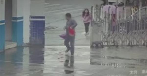 فيديو لاغبى لص في العالم..يسرق حقيبة فتاة ويهرب إلى داخل مخفر للشرطة