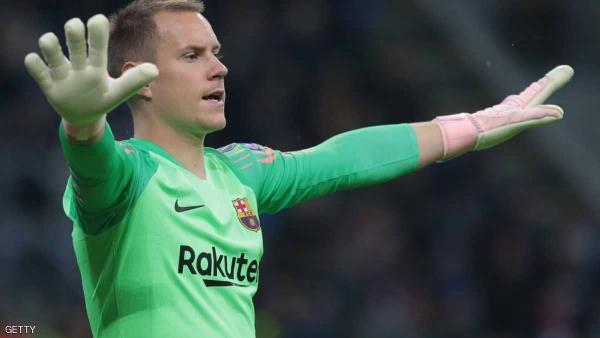 حارس برشلونة يخالف أغلب نجوم النادي الكتالوني ويظهر في أغرب مكان