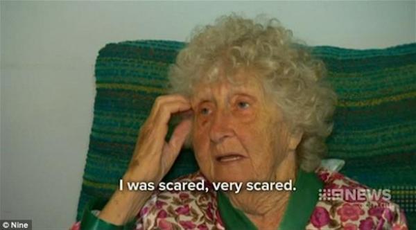 تسعينية تواجه لصة اقتحمت منزلها بشجاعة