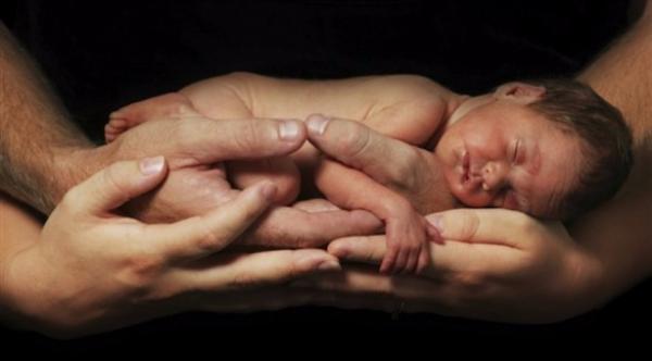 جدة يونانية تلد حفيدتها