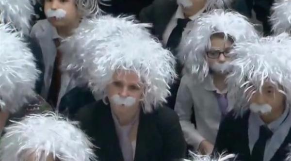400 شخص على هيئة أينشتاين يجوبون شوارع كندا