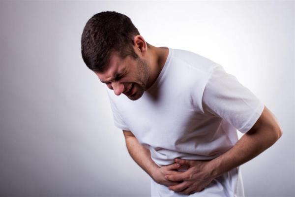 أسباب الشعور بآلام البطن المفاجئة وطرق التعامل معها