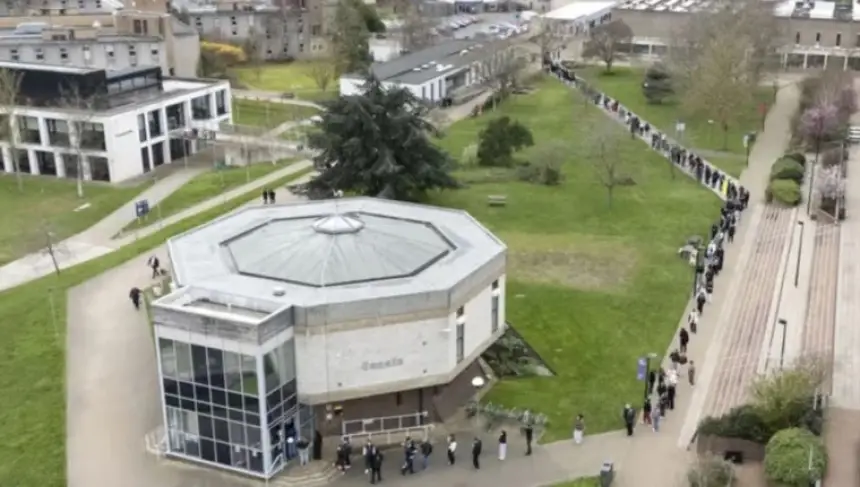 تفشٍ مقلق لالتهاب السحايا في كينت يصل إلى فرنسا.. وحملة تطعيم واحتواء واسعة