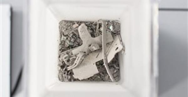 الهواتف تحتوي على الذهب بشرط ضربها في الخلاط (فيديو )