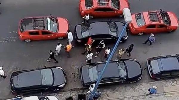 "مواجهات" الطاكسيات وسيارات التطبيقات الذكية "تحتدم"، والشرطة تدخل على الخط