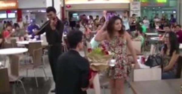 بالفيديو.. فتاة تصدم شابا تقدم لخطبتها أمام مئات الناس