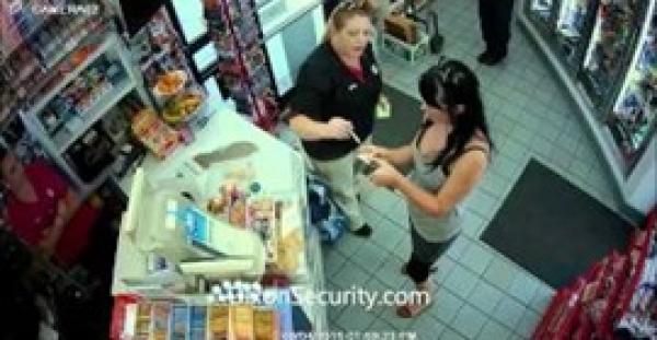 بالفيديو.. فتاة حسناء تصفع موظفة اعتراضا على فاتورة الحساب