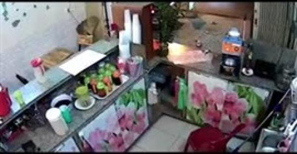 فتاة شجاعة تحبط محاولة سرقة دراجة بخارية (فيديو)