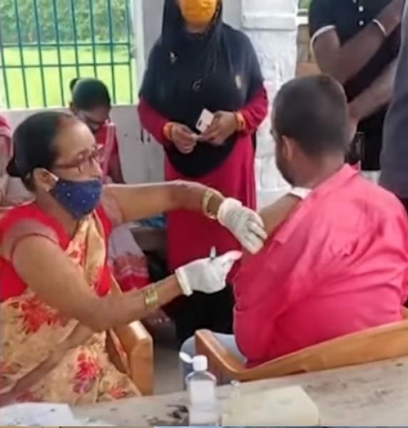 شاب هندي يتلقى حقنة فارغة بدلا من لقاح كورونا