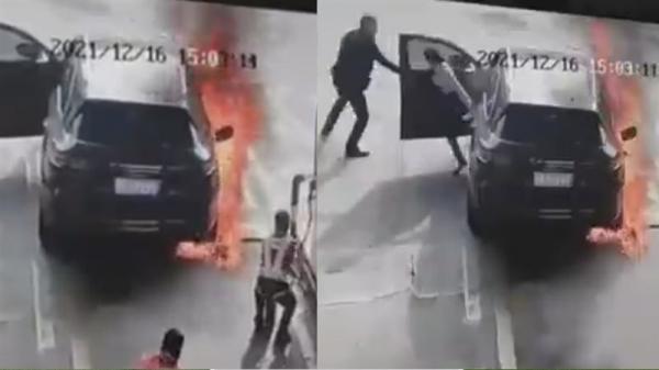 لحظة انقاذ امرأة من داخل سيارتها التي تعرضت للاحتراق(فيديو)