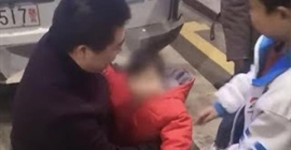 أب يعرض ابنته للبيع على الإنترنت والسبب القمار (فيديو)