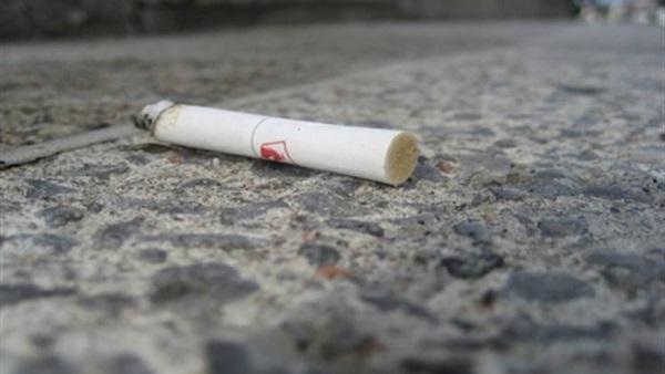 15 ألف دولار غرامة.. لشخص ألقى سجائر من النافذة