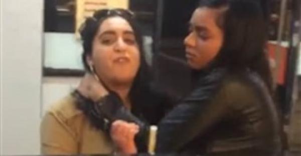 امرأة تهاجم عاملا رفض منحها المياه مجانا (فيديو)