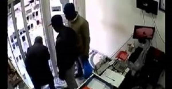 بالفيديو.. لصان يغافلان بائعا جزائريا ويسرقان هاتفا بطريقة ماكرة