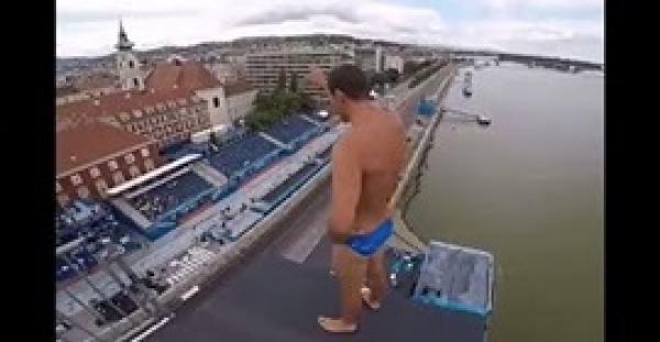 شاب ينفذ قفزة متهورة في حمام سباحة (فيديو)