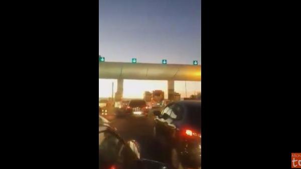 اضراب بالطريق السيار بالبيضاء والمرور اصبح مجانا بجميع محطات الأداء