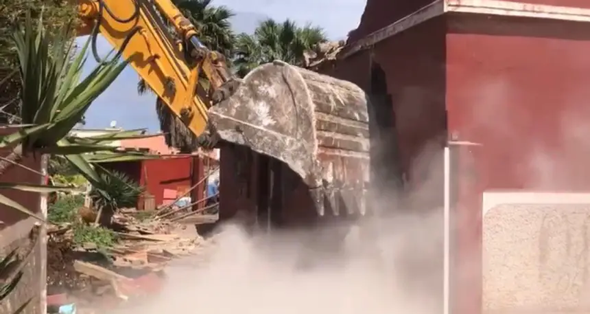 انطلاق عملية هدم دوار الفران العشوائي بمنطقة عين الشق تحت إشراف السلطات المحلية