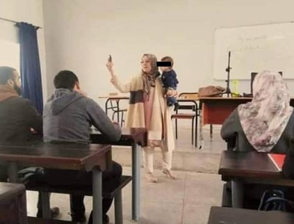 طالبة تحضر طفلها الرضيع إلى المحاضرة..وهكذا كانت ردة فعل أستاذتها (صور)